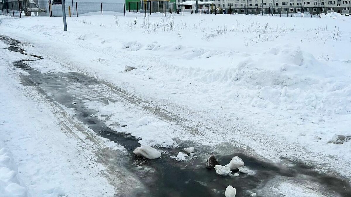     Жители поселка Куюки в Пестречинском районе Татарстана пожаловались на то, что разлившееся по асфальту содержимое канализации. Соответствующая публикация появилась в сообществе «Салмачи-Куюки Инфо» во «ВКонтакте».