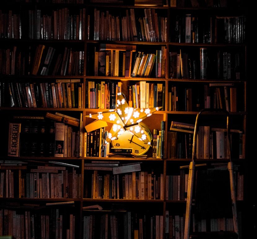Свет книги. Книжная ночь. Книги Эстетика. Книжный свет. Ночь книга