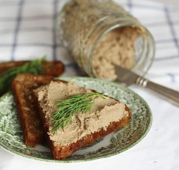 Паштет из печени с маслом. Печеночный паштет ,(куриной печени). Паштет Марэ печеночный. Паштет на хлебе. Хлебный паштет.