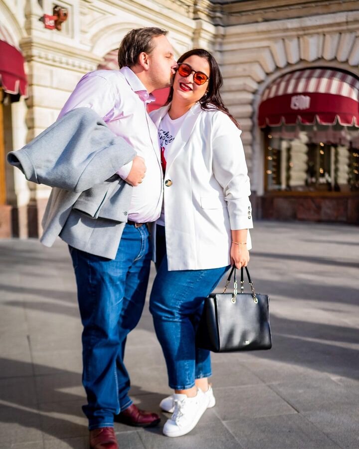 Меня зовут Вика, я — семейный психолог, телеведущая, автор книг «Это же ребенок» и «Это же любовь» и мама троих детей