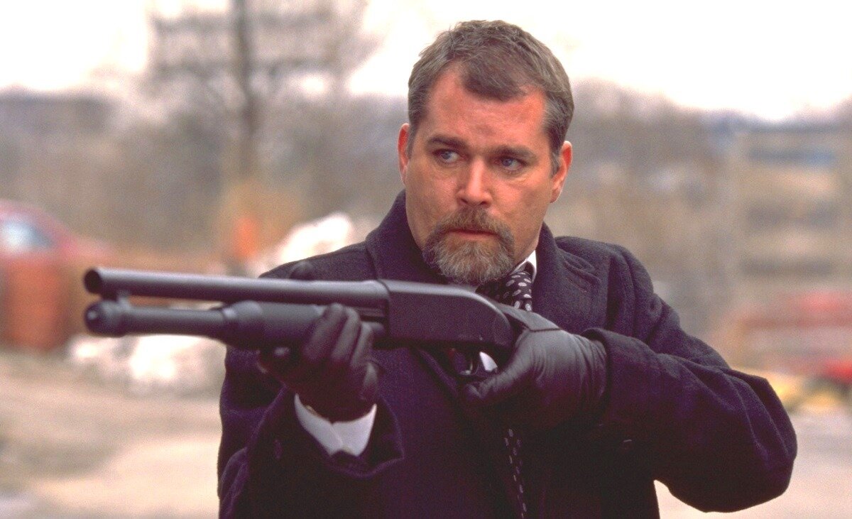 Между прочим для этой роли ныне покойный Рэй Лиотта потолстел аж на 11 кг. Зачем - непонятно, всё равно полфильма проходил в мешковатом пальто. 