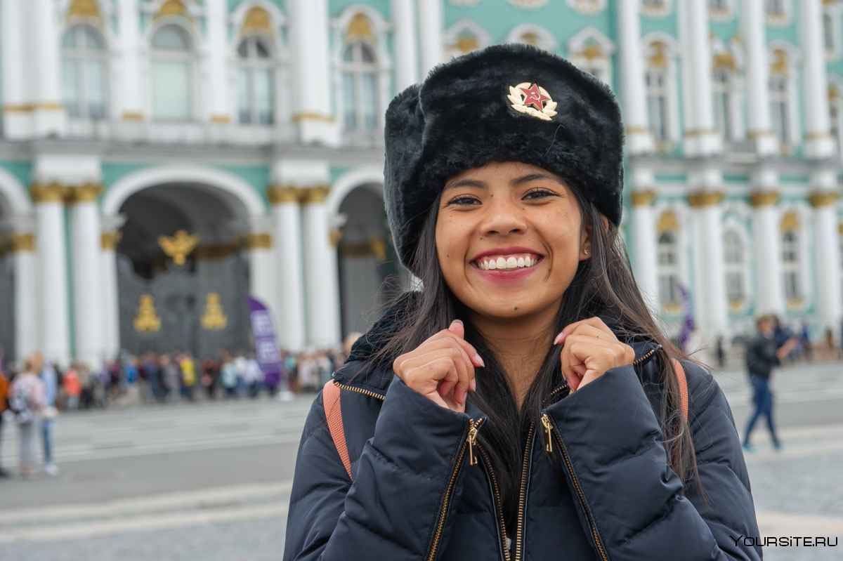 Образ иностранца. Образ иностранца. Образ иностранца. Туристы в москве. Туристы в городе.