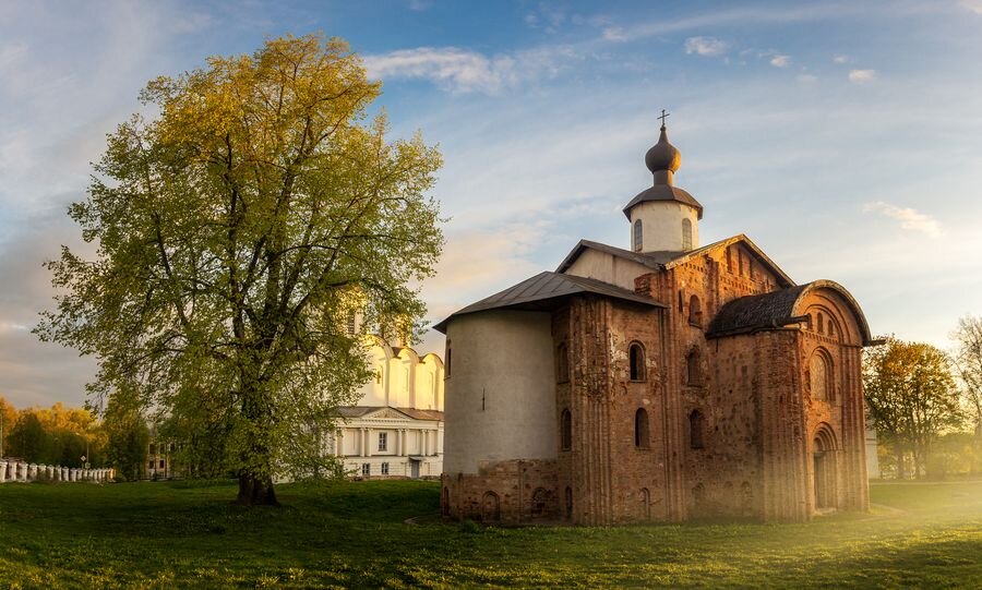 Великий новгород памятники зодчества. Церковь Параскевы пятницы на торгу в Новгороде. Параскева пятница Церковь в Великом Новгороде. Церковь Параскевы пятницы на торгу (1207) в Новгороде. Церковь Параскевы пятницы на Ярославовом Дворище.