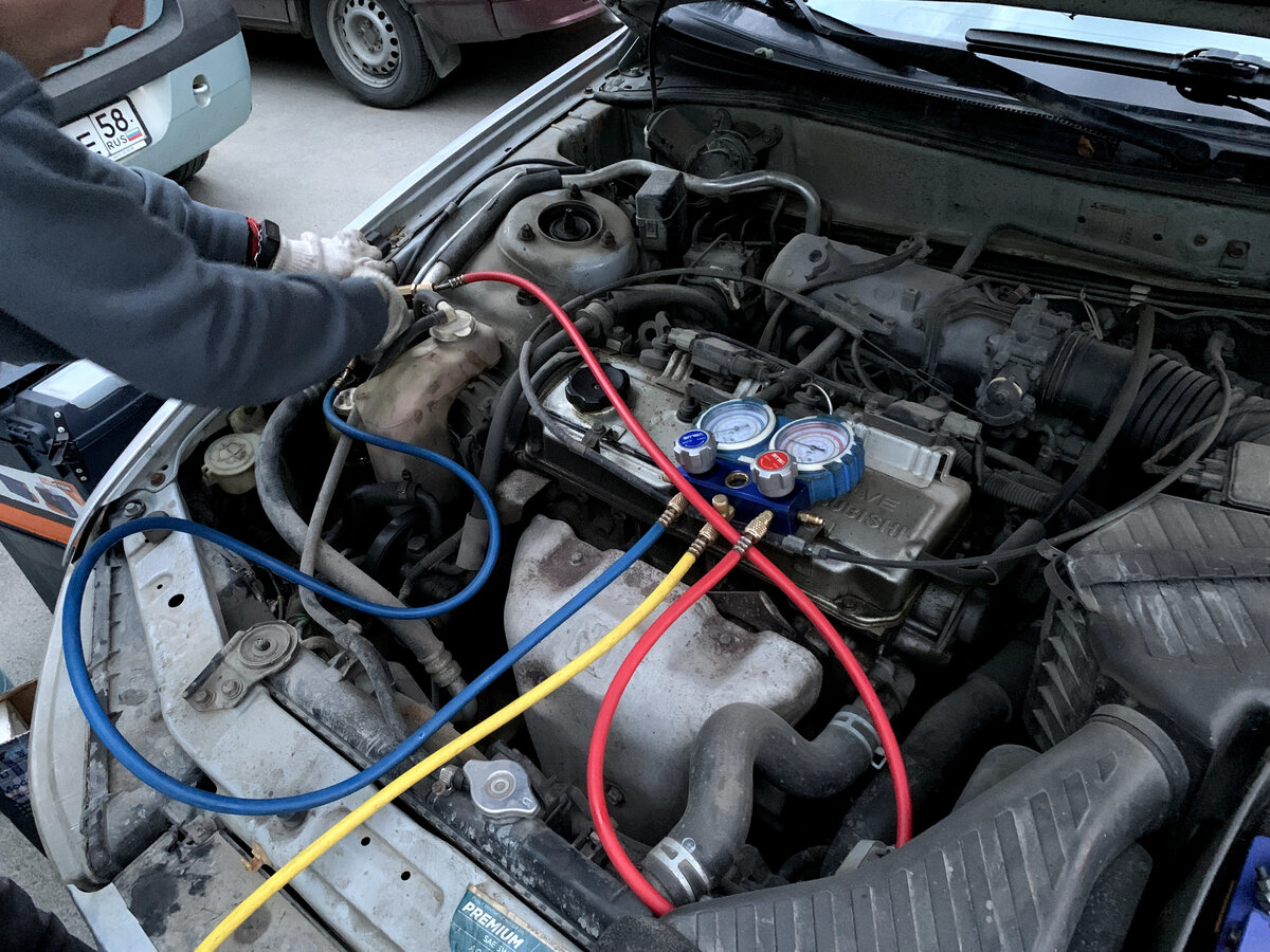 Красный шланг-магистраль высокого давления; синий шланг-магистраль низкого давления.