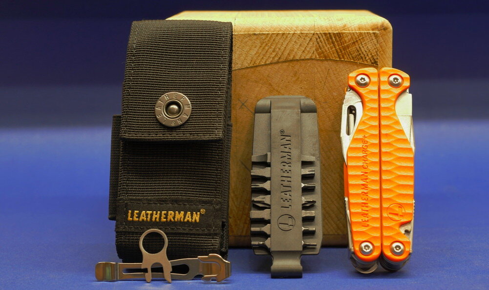 Мультитул Leatherman Charge Plus G10, общий вид в закрытом положении и комплектация