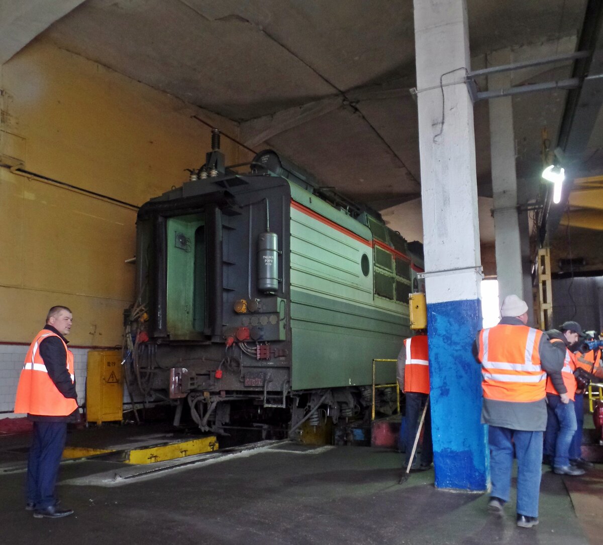 Секция электровоза ВЛ-80 на ремонте в депо.