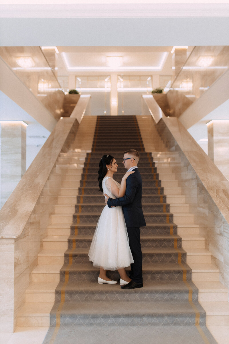 После того, как мне сделал мой дорогой и любящий (на тот момент будущий) муж предложение, стали терзать мысли: как красиво расписаться и запомнить этот момент на всю жизнь? Было множество вариантов: начиная от поездки на море и заканчивая небольшой скромной свадьбой в кругу самых близких людей. Изначально, еще до самого предложения, мы не рассчитывали играть свадьбу, ну прям совсем. Но когда дело дошло до принятия решения, я поняла, то что хочу торжественную роспись в ЗАГСе и белое платье, а остальное и неважно. Но торжественная роспись без гостей выглядит как то странно и я решила, что будут только самые близкие (человек 5 максимум). Но вот дальше было сложнее: ну приедут они к загсу и что, потом "До свидания, мы улетаем"?! Как то не красиво - подумала я и начала искать возможные варианты, как провести время с самыми близкими гостями на торжественной части регистрации брака. Как вариант, Никита предложил взять фотографа и после росписи поехать на фотосессию в какое нибудь красивое место. Я долго не хотела соглашаться (мне это было нафиг не нужно), но когда дело дошло до самого сложного.... Самое сложное для меня было - это понять, куда мы поедем после ЗАГСа, ибо обычно это прогулка а потом банкет, но я не хотела ни то ни другое. Я приняла решение, что мы после ЗАГСа все дружно поедем в кафе посидеть или даже дома у родителей устроить праздник. Но тут были свои минусы: "в кафе сидеть слишком скучно! - Сказал Никита. - "Дома праздновать как будто это день рождение, не интересно!" - Сказала подруга. И я начала сомневаться. Я пришла к выводу, что нужно кафе и именно с ведущим. Иначе реально со скуки все помрут. Но организовывать кафе с ведущим на 6-7 человек максимум, как то такое себе. И именно поэтому, я составила полный список гостей, которых позову к загсу...
Да, мы не стали звать всех родственников, друзей, одногруппников, коллег, иначе это бы вышло минимум на человек 20. После того, как я составила список гостей, я поняла, что после ЗАГСа надо составить какой то маршрут. И на этом этапе я поняла, что получается прям хорошая такая свадьба. И я решила что буду брать все по полной: наняла декоратора, ведущего, фотографа и даже видеографа, заказала лимузин, выбрала место для фотосессии, составила список алкогольных и безалкогольных напитков...в общем, я сделала все, чтобы была полностью организованна свадьба.
но свадьба вышла тем не менее отнюдь не скромной 😃 И знаете что? Я довольна! Я рада, то что решилась на это и ни о чем не жалею. Также, я вначале не хотела брать ни фотографа, ни видеографа, но потом передумала и теперь я абсолютно на все 100% уверена в том, что это было правильным решением: есть все моменты, которые запечатлены на видео и фото, которые я с удовольствием пересматриваю, планирую сделать фотокнигу и хранить ее до конца жизни...
Как итог, скажу лишь одно: свадьба - это лучшее, что могло произойти со мной. Даже если вы не любите такие торжества, то все равно, своя свадьба она и есть своя и она будет так, как хотелось бы вам. Что касается нашей свадьбы? Скажу лишь так: отлично проведенная свадьба - это когда ты чувствуешь себя самой счастливой, тебе есть что вспомнить, но тем не менее немного стыдно, а некоторые моменты вообще хочется забыть🤣 Поэтому не раздумывая могу сказать, что моя свадьба прошла на все сто и могу смело ответить тем людям, которые думают над тем "играть свадьбу или нет" твердое да!