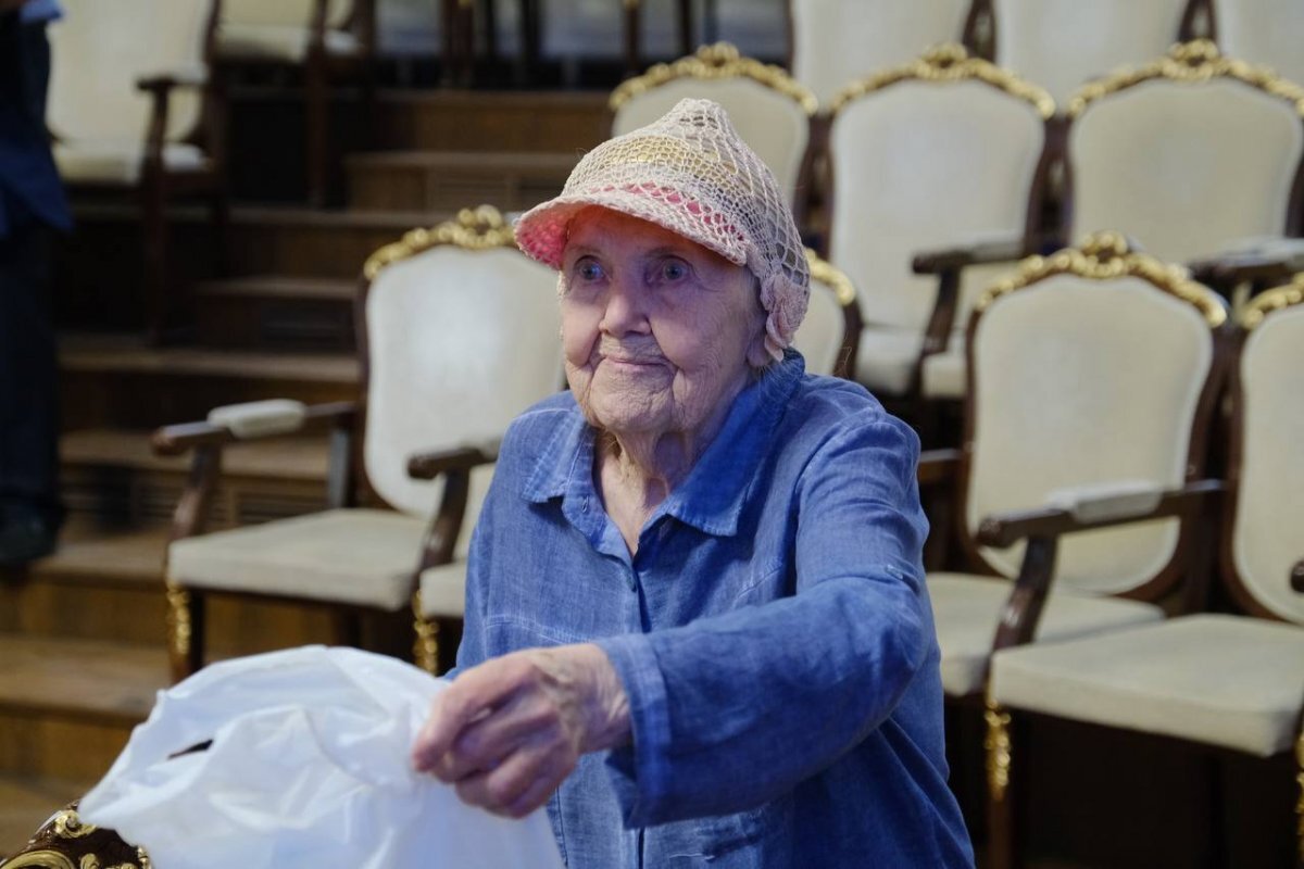 В Новосибирске 90-летняя баба Тома вяжет носки и шапочки для бойцов СВО |  АиФ Новосибирск | Дзен