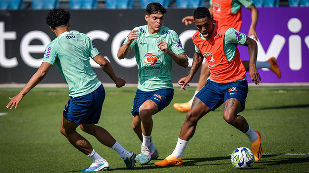    Малком и Айртон на тренировке сборной Бразилии. Global Look Press