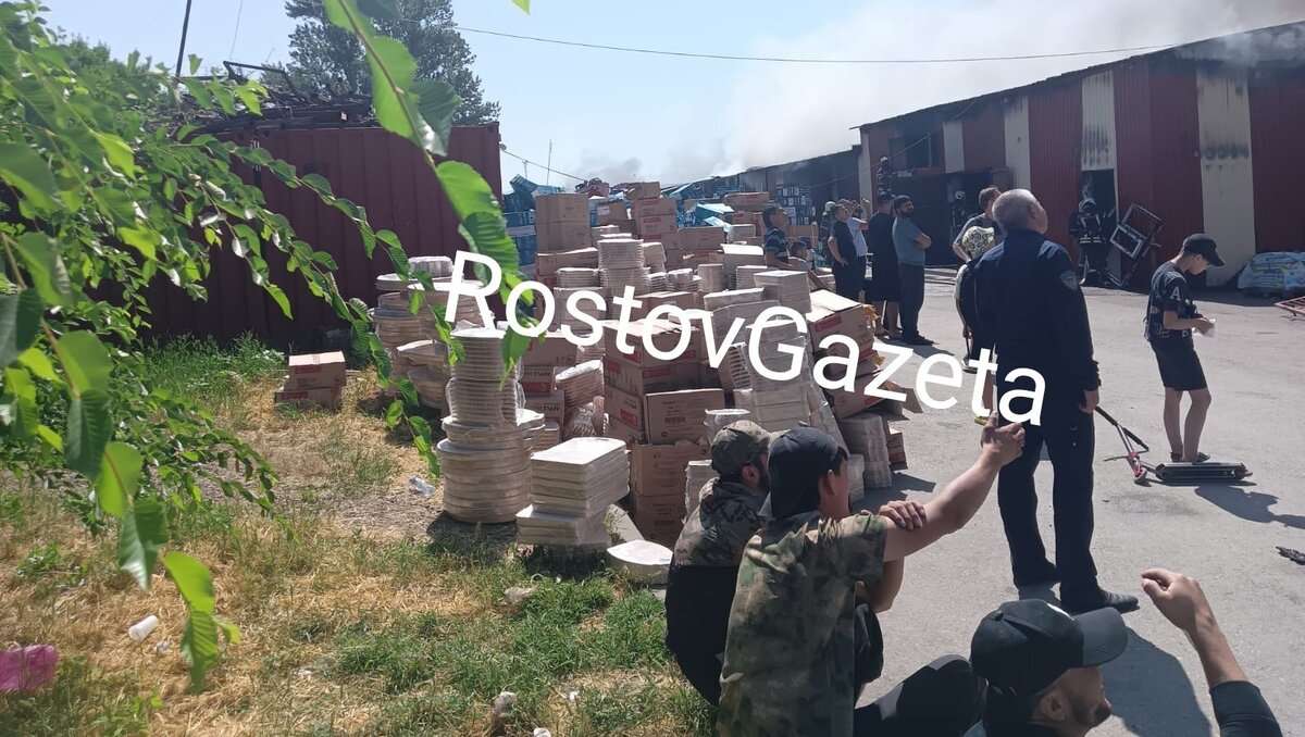     Предприниматели выстроились в ряд и по цепочку передают друг другу уцелевший товар на территории торговой базы «Альтус», сообщает корреспондент RostovGazeta.