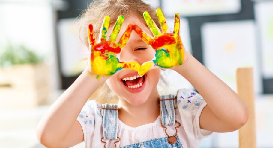 Малыши вдохновляются мультфильмами и с радостью воплощают свои идеи в рисунках, играх и творчестве