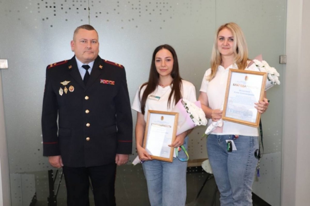    Кристину Суреновну и Алёну Александровну поблагодарили за активную гражданскую позицию и содействие ОВД в пресечении мошеннических действий.