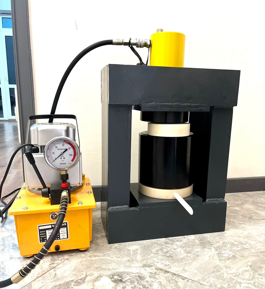 Маслоперсс компактный, габариты 70*45*25см.