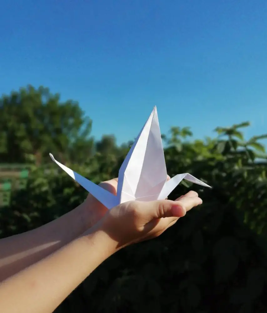 Бумажный журавль. Японский Журавлик Цуру. Журавлик Цуру оригами. Журавль Цуру оригами. Белый Журавлик.