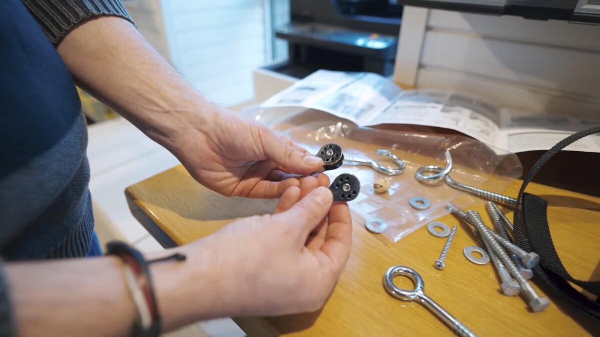                           Инструкция понятно объясняет, как собрать подъемник. 