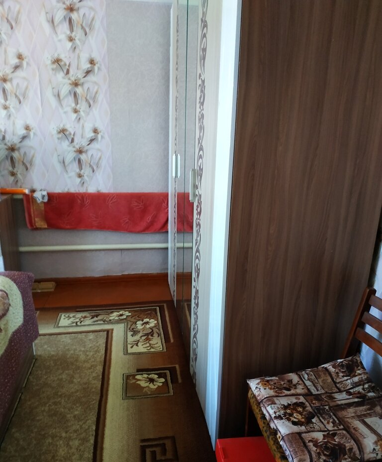 Собранный шкафчик в спальне