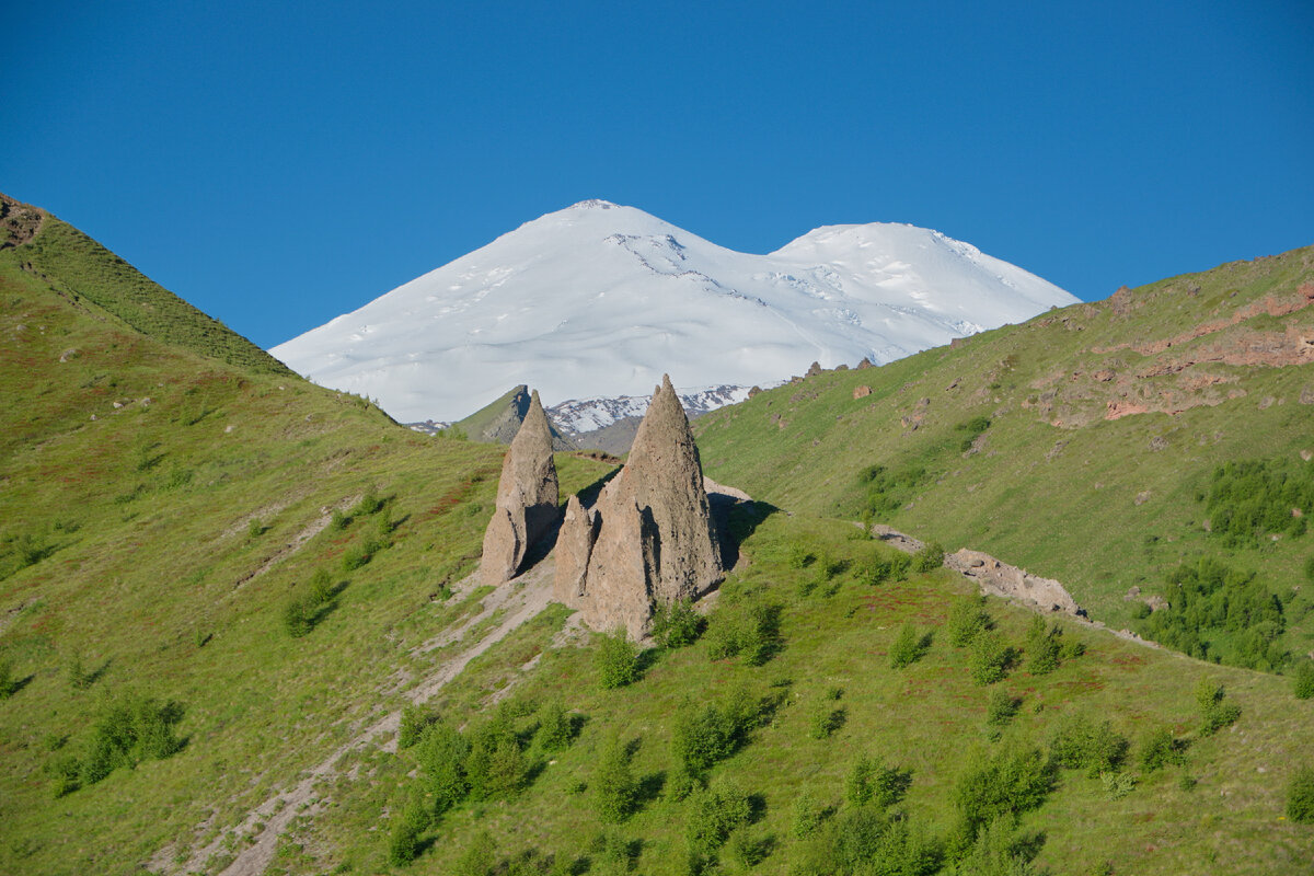 Эльбрус по кабардински. Балкарцы джигит. Национальное свадебное платье кабардинское. Текст песни эльбрус красавец. Джилы су эльбрус.