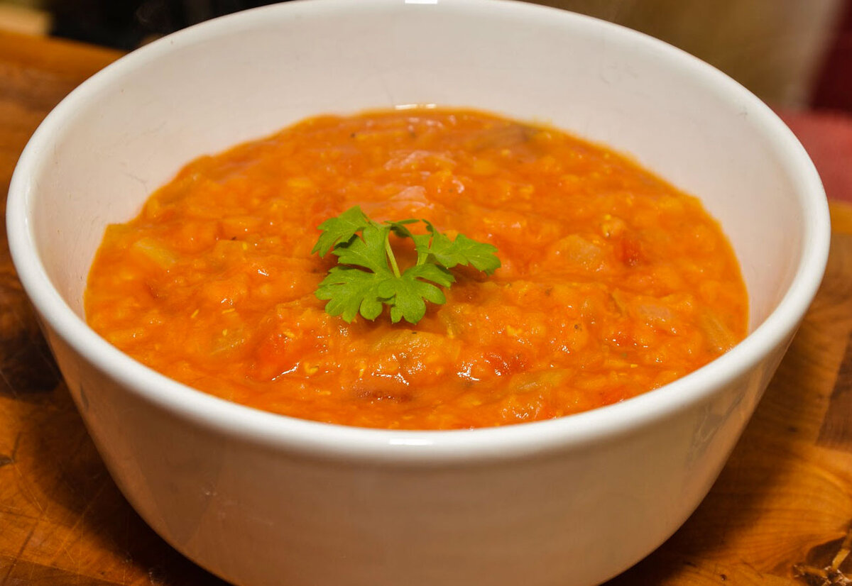 На 4 порции нужно: 
- 2 столовые ложки масла
- 200 г красной чечевицы
- 1 мелко нарезанная луковица
- 1/2 чайной ложки специй карри
- 400 г консервированных нарезанных помидоров (можно свежих)
- 850 мл горячего куриного или овощного бульона
- соль и перец для приправы