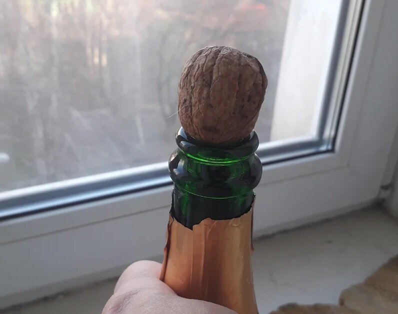Бутылка и орех