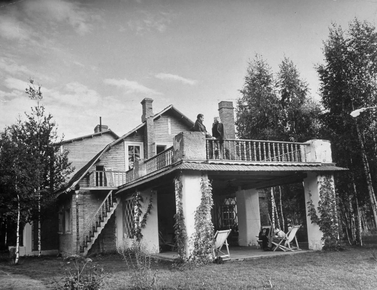  Иметь свою дачу в советское могли себе позволить далеко не все представители творческой элиты. Если кому и выделяли участок, то строиться приходилось самому. Искать по блату доску, кирпичи.-5