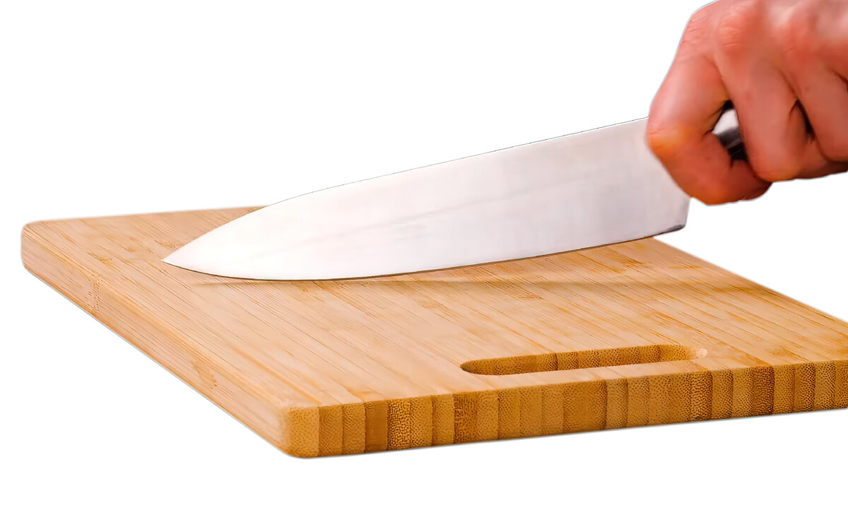 Разделочная доска из дерева. Нож перерезает волокна, которые потом крошатся.