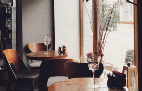Esse wine bar. Здесь тебя ждут уютный бар и летняя площадка. Что обязательно попробовать — крымские вина и устрицы (155 р./шт.).