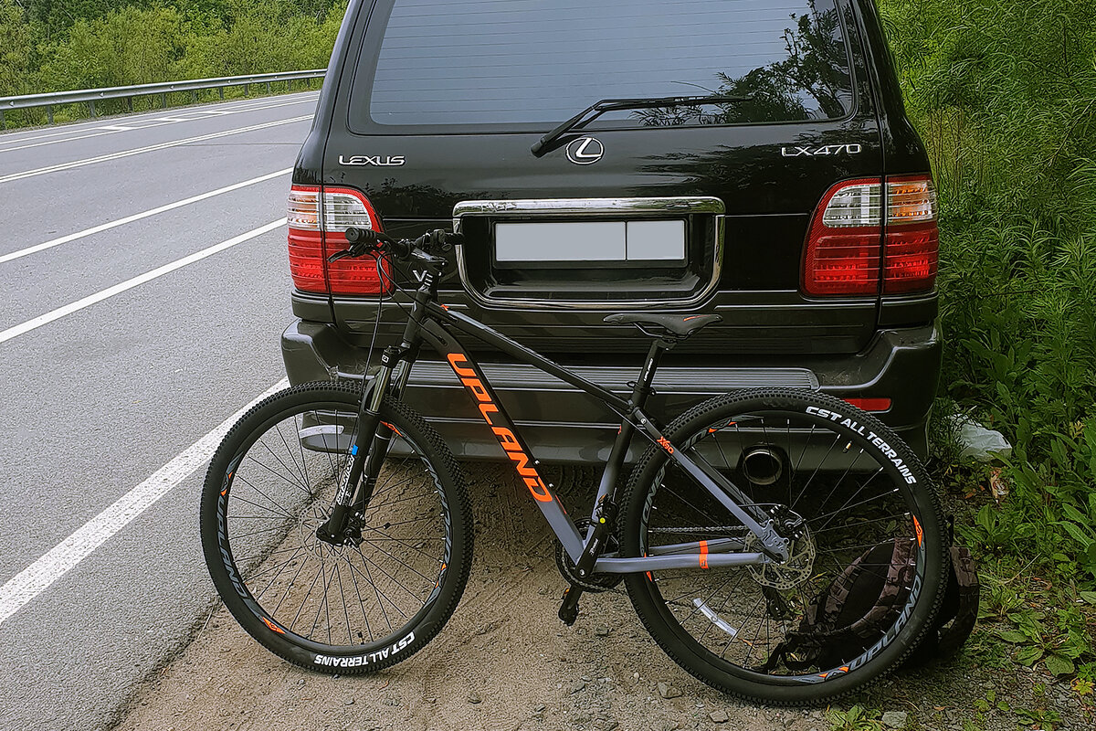 Поставил машину вначале дороги на канал. Перевозить в ней вел не очень удобно, я думал он поместится просто так, но нет, нужно снимать переднее колесо и складывать пассажирское кресло.