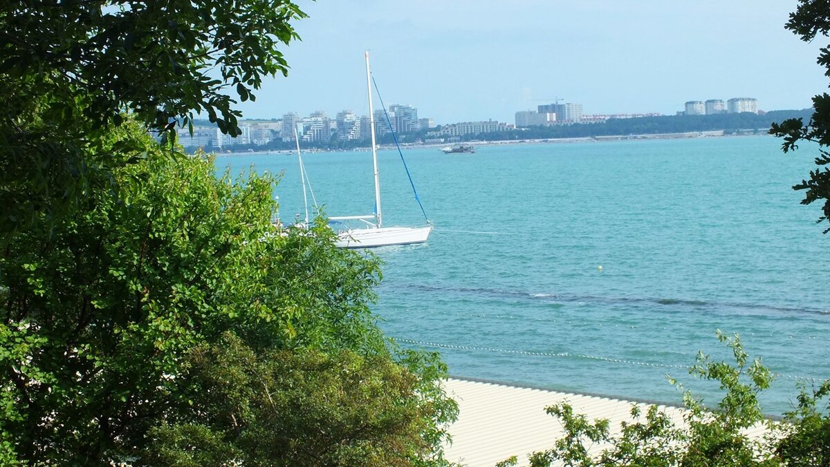 вид на один из пляжей Геленджика