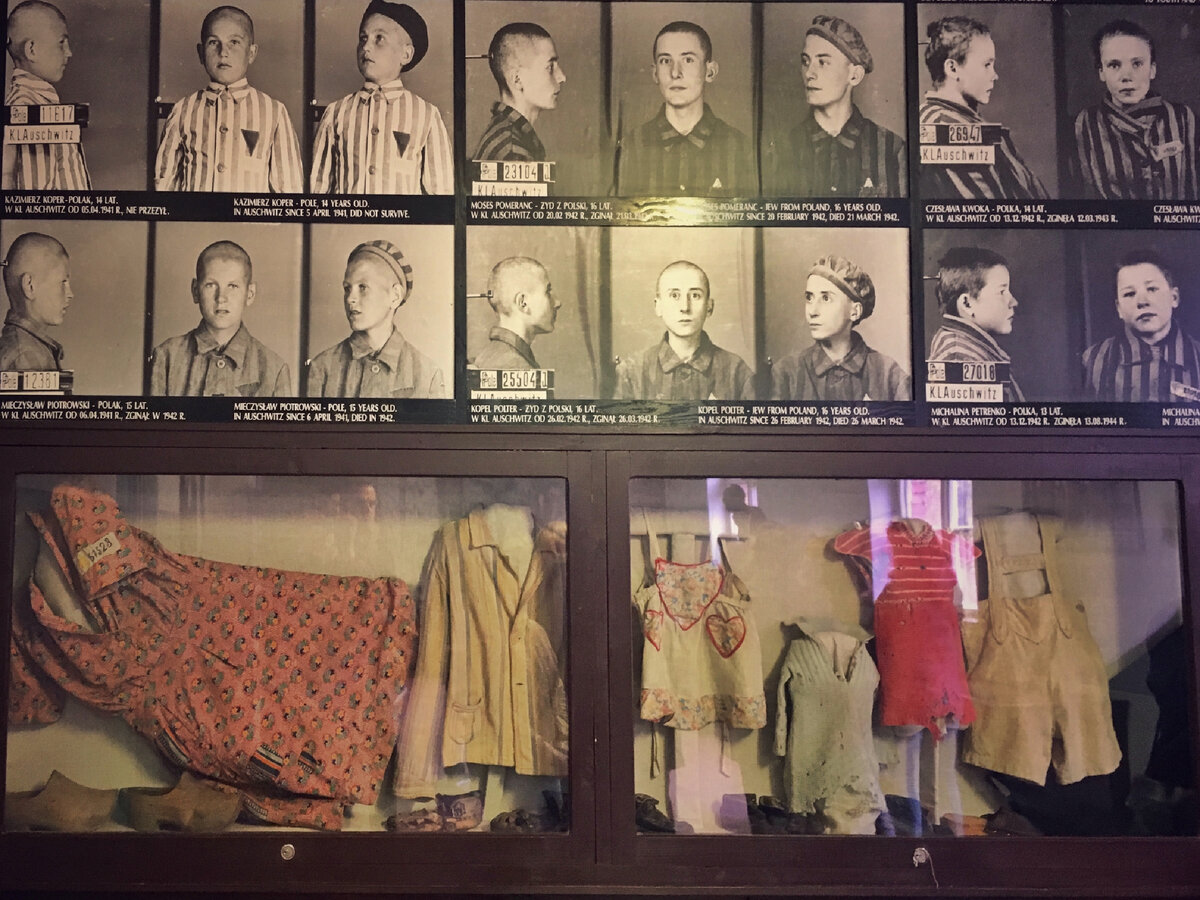 Acesta este probabil cel mai faimos lagăr al morții din Auschwitz-Birkenau, al cărui nume sună mai des ca Auschwitz - după numele original polonez al orașului în apropierea căruia se afla lagărul.-31