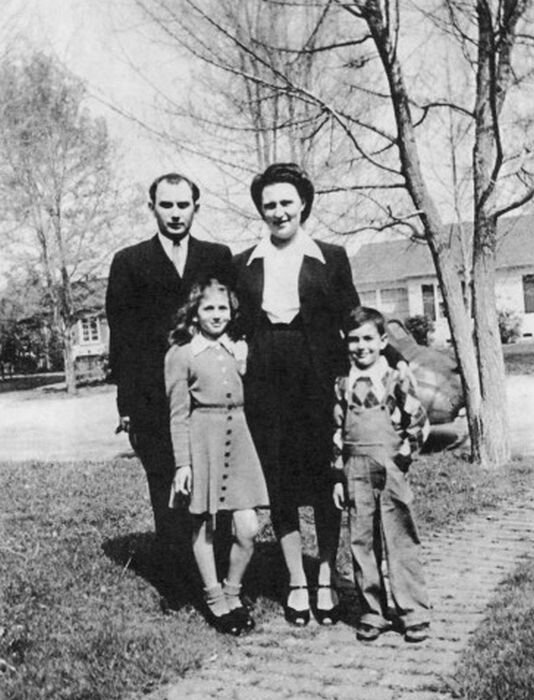 Cчитается, что актерские браки недолговечны, тем ценнее примеры крепких звездных семей. Слава, успех, толпы поклонниц и море соблазнов не смогли повлиять на чувства этих людей.-5