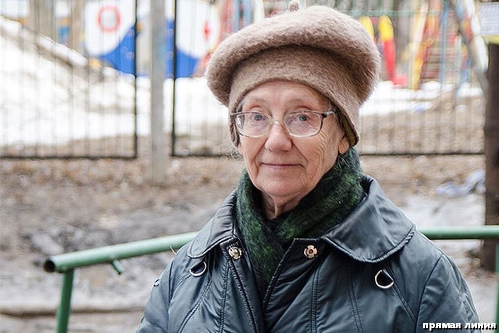 Чтобы не голодать, женщина на восьмом десятке собирает пустые бутылки.
