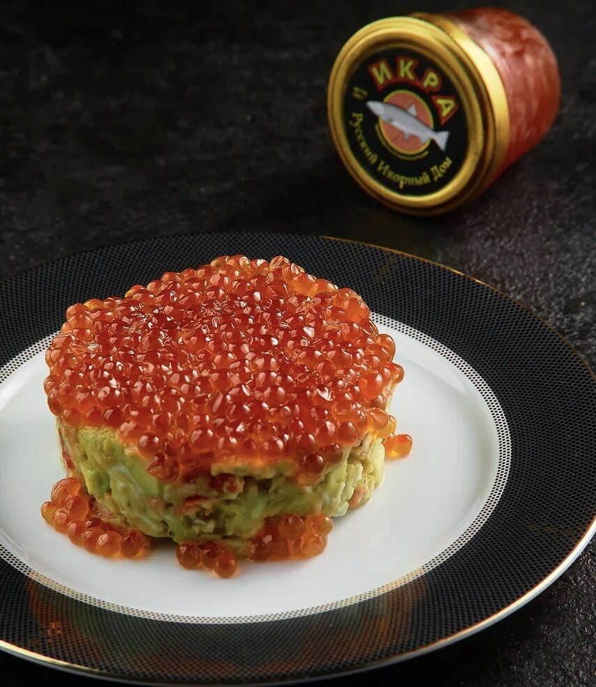 Тартар из авокадо с крабом и красной икрой. 