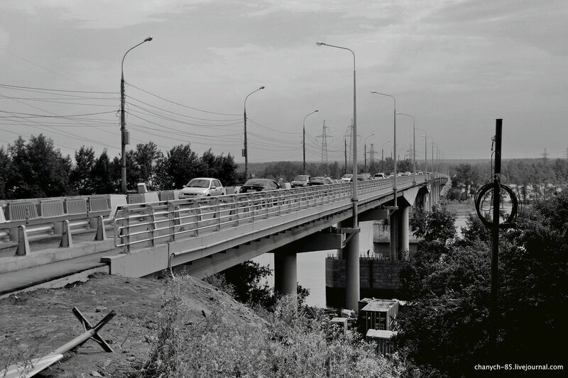 Южный мост. По довольно крутому склону можно спуститься вниз, к воде, к "набережной"