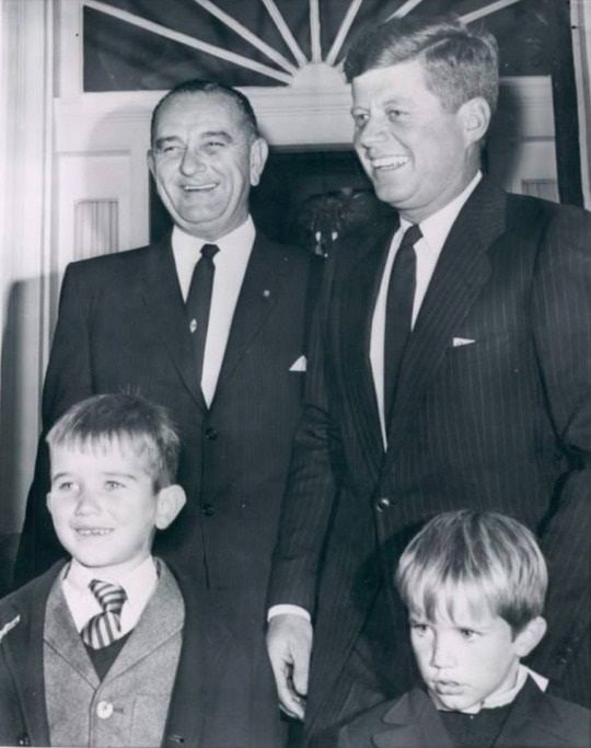 Джон Кеннеди (взрослый мужчина справа, которого убили выстрелом в висок) и слева от него Линдон Джонсон, пока еще будущий президент, принявший Тот Самый Закон