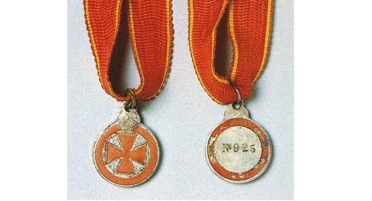 Знак ордена Святой Анны («Аннушка») вид спереди и сзади