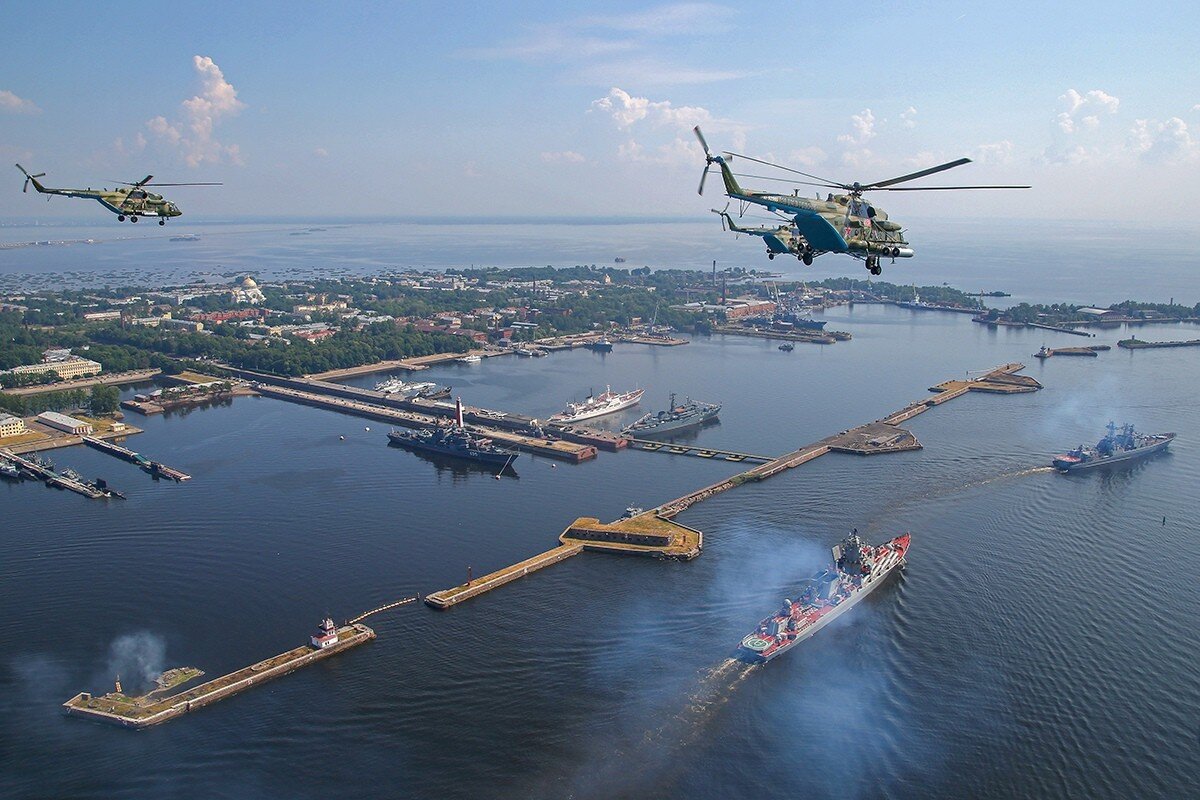 Вертолет над Санкт Петербургом