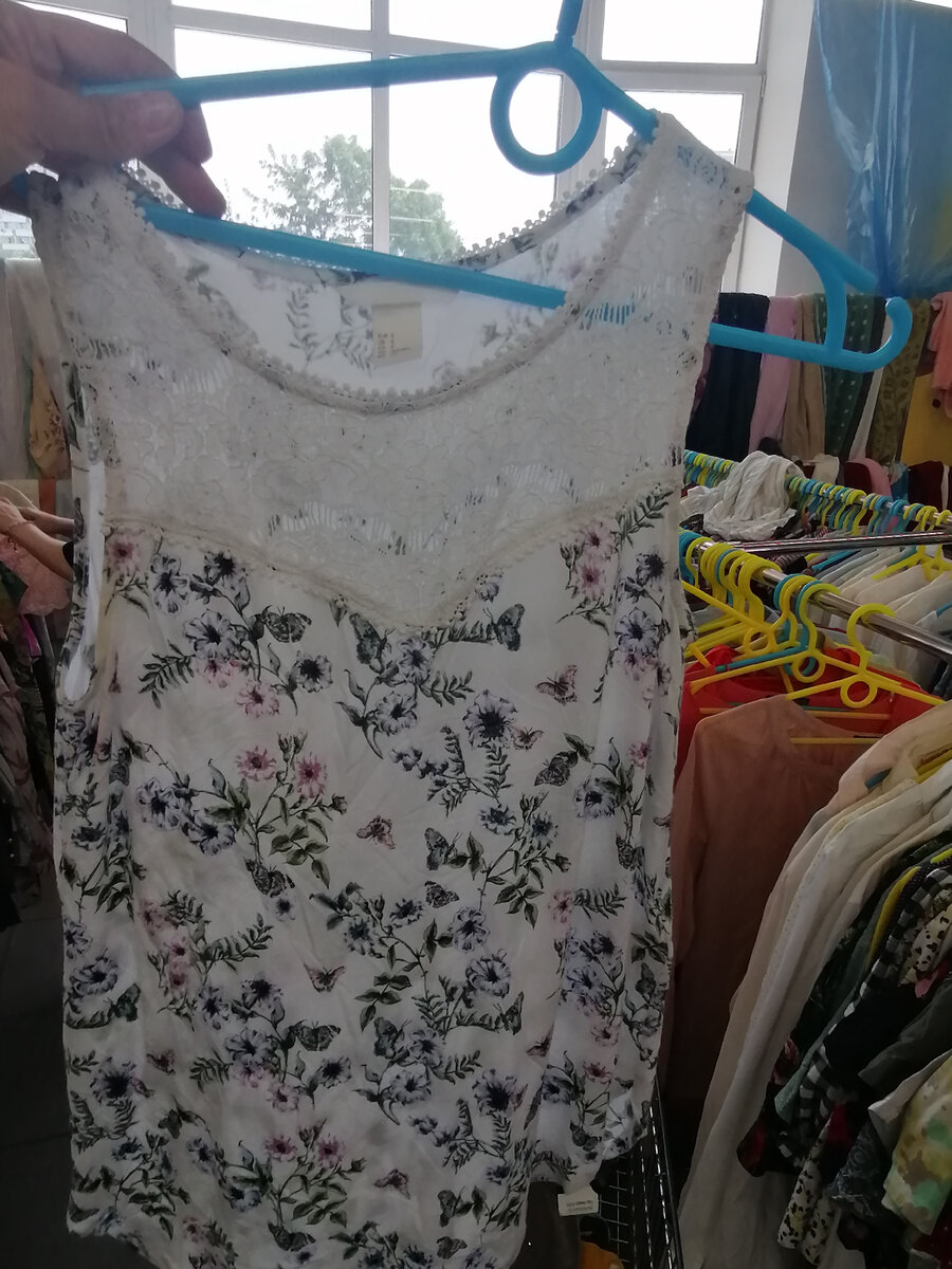 Летняя блузка в мелкий цветочек из хлопка, кружево-50%вискоза, 27%полиамид и 23%хлопок.Цена со скидкой - 449 рублей 