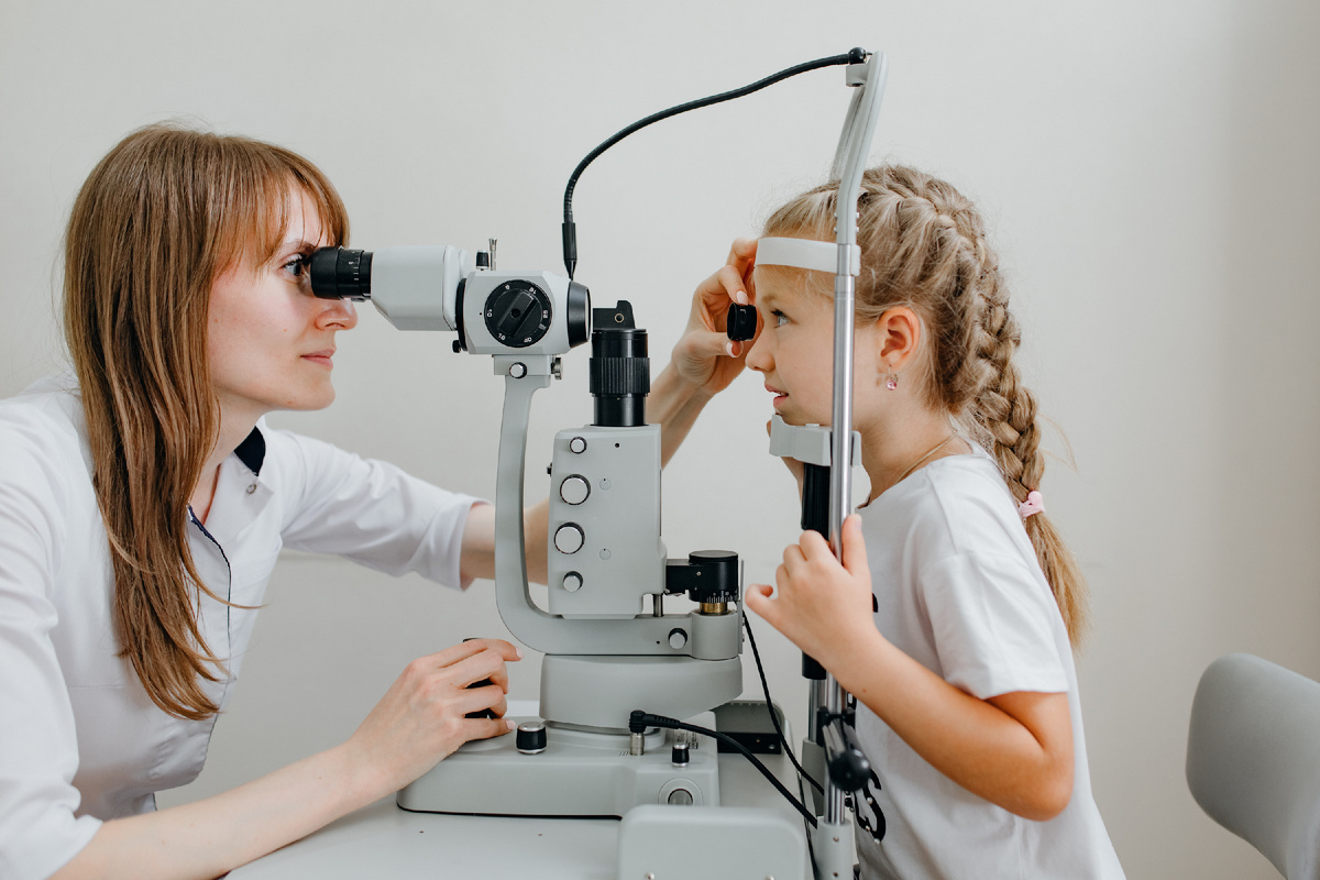 Подготовить ребенка к школе - занятие непростое. Перед поступлением в школу ребенку необходимо пройти комплексное офтальмологическое обследование, чтобы исключить риски и убедиться, что ребенок готов ко всем нагрузкам. 
Давайте вместе разбираться что к чему.

  -  1. Когда провести диагностику зрения у ребенка?
За месяц до начала учебного года.

  -  2. Куда обращаться?
Лучше всего обратиться в проверенную клинику с хорошим оборудованием и широким спектром услуг и методов диагностики, чтобы провести все необходимые исследования сразу в одном месте и получить полное заключение от врача.

   - 3. Что должно входить в комплексную диагностику у офтальмолога?
В Глазной клинике Бранчевского  проводят комплекс исследований для детей от 5 лет  “МАКСИМУМ ДЛЯ ВАШЕГО РЕБЕНКА”, который включает:

Прием (осмотр и консультация)

Рефрактометрия

Тонометрия глаза

Визиометрия

Определение характера зрения, гетерофории

Ультразвуковая иммерсионная, оптическая (лазерная) биометрия глаза

Кератотопография на приборе "Oculyzer"

Оптическое исследование заднего отдела глаза с помощью компьютерного анализатора (2 глаз)

Определение зрительной фиксации (монобиноскоп)

Введение лекарственных препаратов в конъюнктивную полость (циклоплегия)

--    Стоимость исследования 4 200.

Для записи позвоните по телефону
8 800 500 40 91 или оставьте свой номер телефона. Мы перезвоним вам в удобное время.
Также записаться можно на нашем сайте http://reg.glaza63.ru