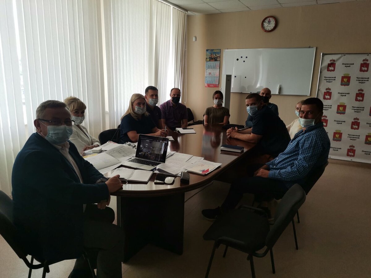 Кабинет главы округа, совещание. 