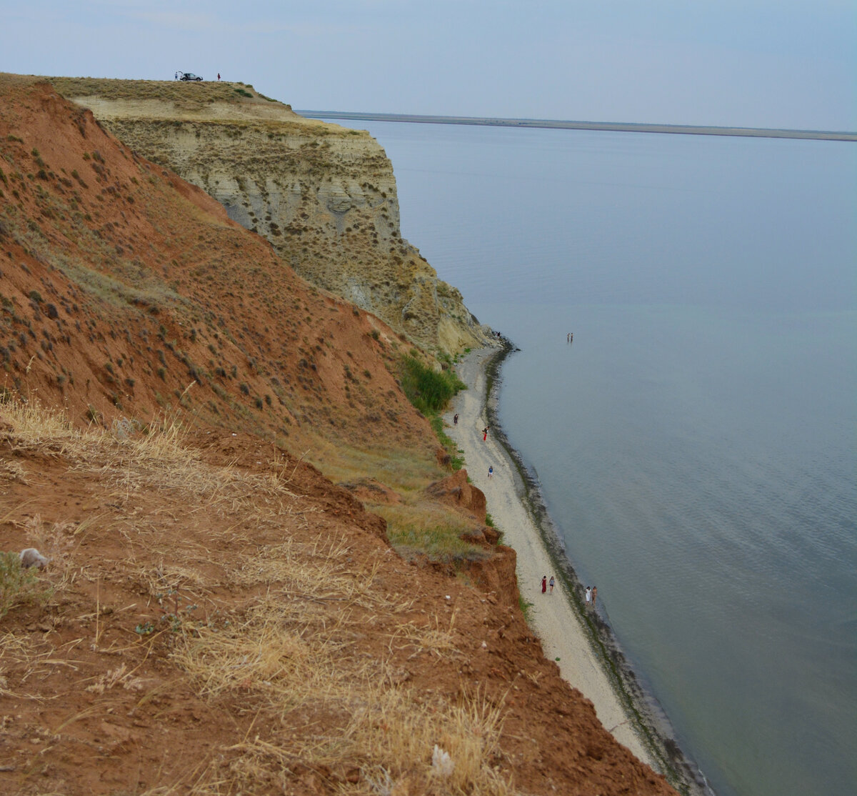 Достаточно высоко, маленькие люди внизу.