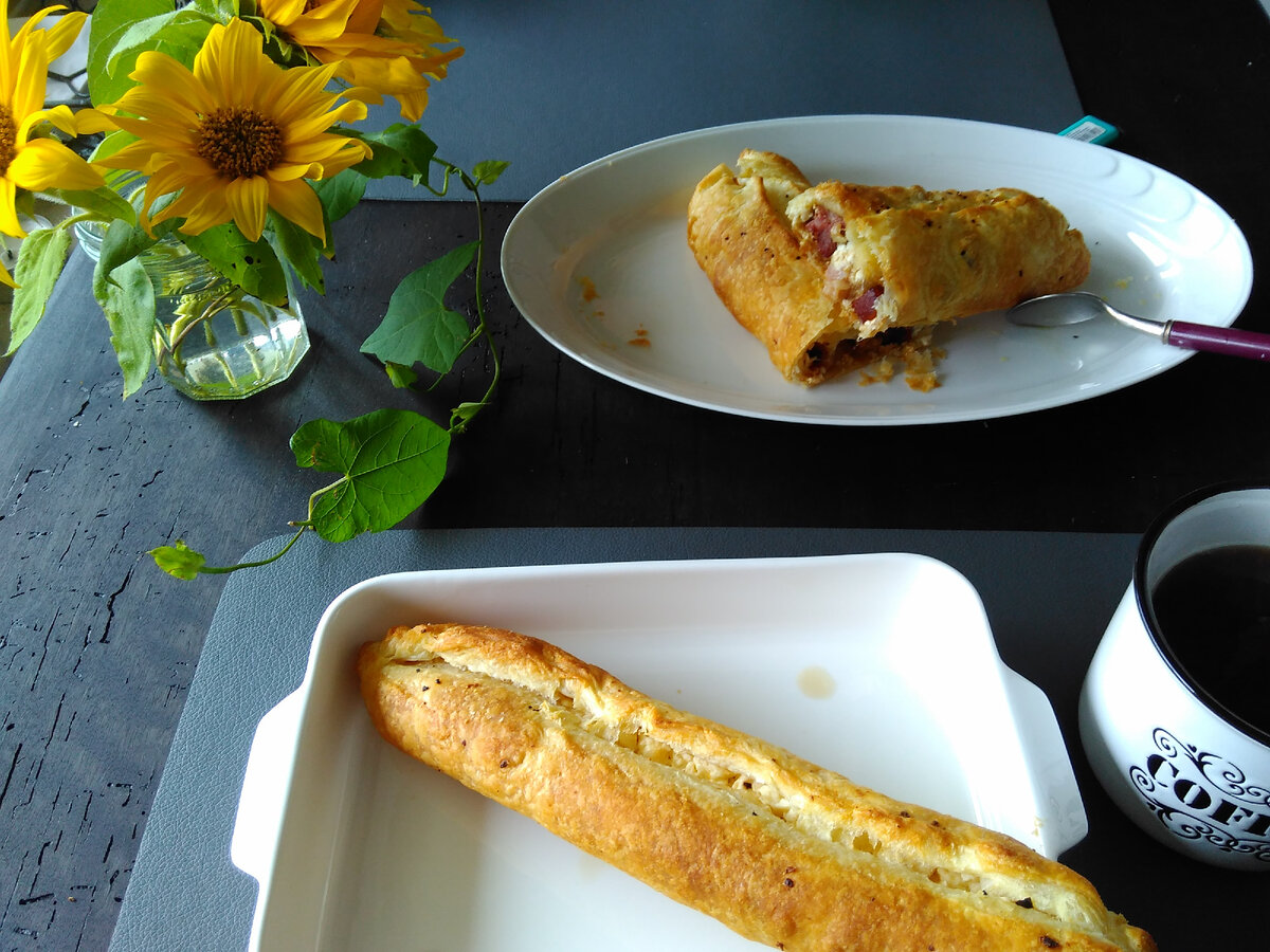 Выпечка из слоеного теста, с мягким сыром, иногда ещё и с беконом. Ну вот себе просто с сыром делаю, без бекона. Чудо. 