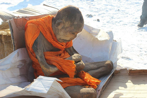 200-летний мумифицированный монах. Источник изображения: www.saharasamay.com 