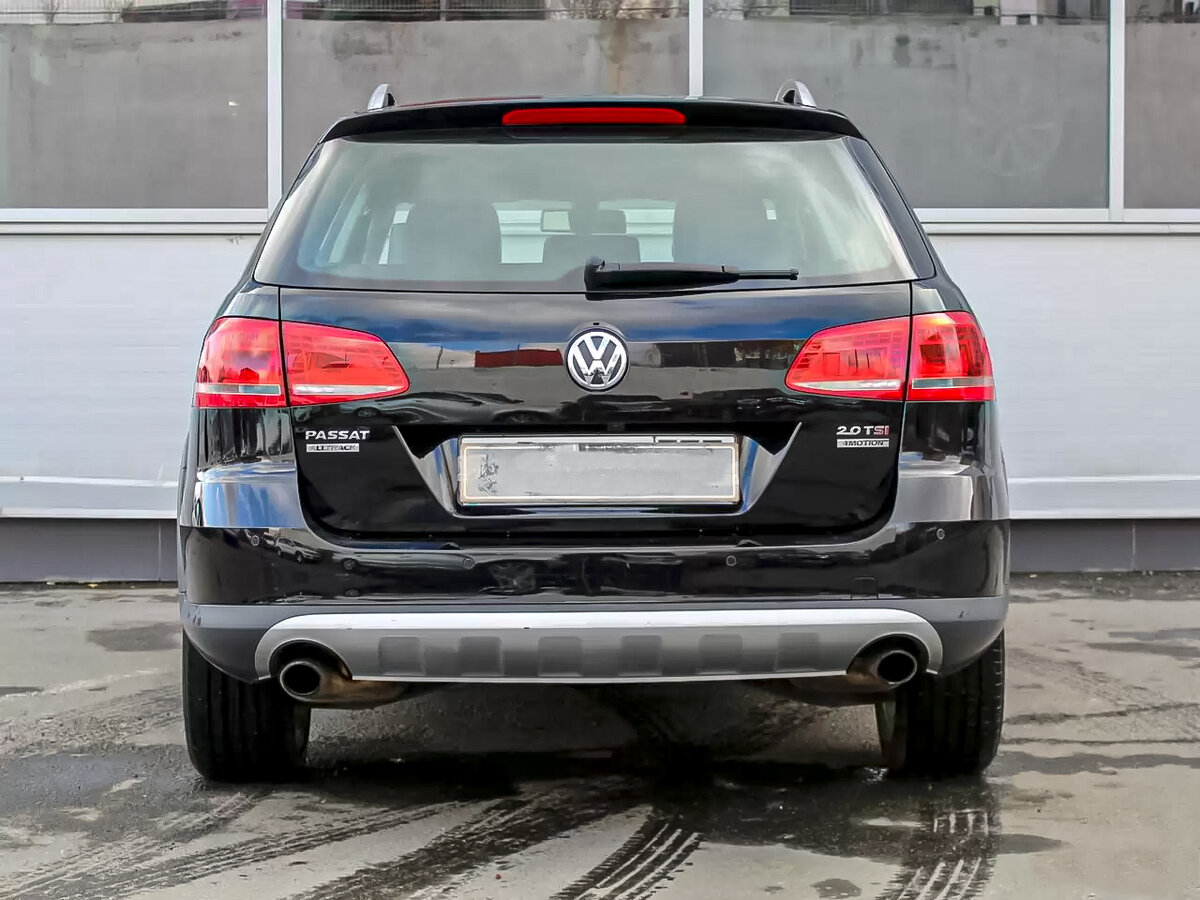 Клиренс "Пассата" около 17 см, этого вполне хватает, чтобы не сшибать бордюры и сугробы зимой как в городе, так и на легком бездорожье (фото с авито.ру)