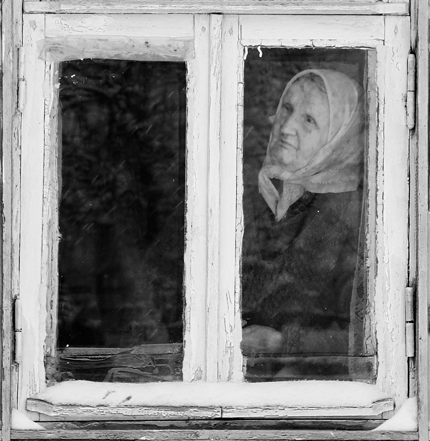 Старушка у окна