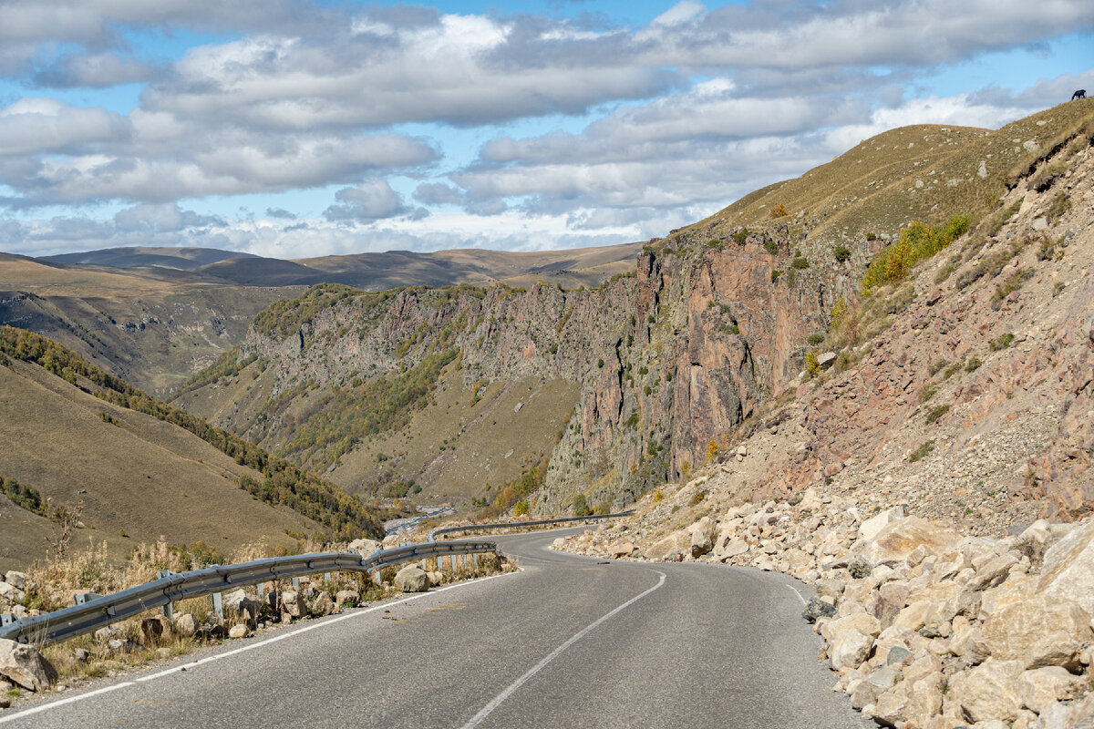 2. Очень хорошо просматривается ущелье реки Малки на протяжении нескольких километров (сама река видна левее и ниже центра кадра). Вдали хребет Дачигой, на котором расположена наиболее интересная видовая точка на Эльбрус по пути из Кисловодска в урочище Джилы-су.