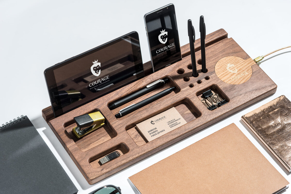 В набор Jonathan Livingston входит беспроводная зарядка смартфона, пять ниш для канцелярию, девять ниш для ручек и подставку для гаджетов.