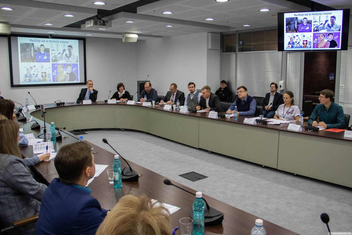 Круглый стол по образованию в Академгородке. Изображение: Анна Рыжкова © ИА Красная Весна https://rossaprimavera.ru/news/5ccd0ed3 