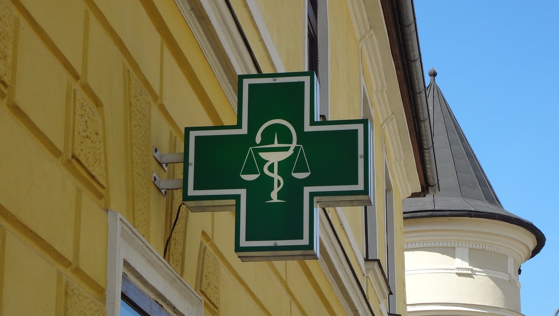 Выясняла у фармацевта, почему один и тот же препарат в аптеках стоит не одинаково. У меня разница составила 200 рублей0