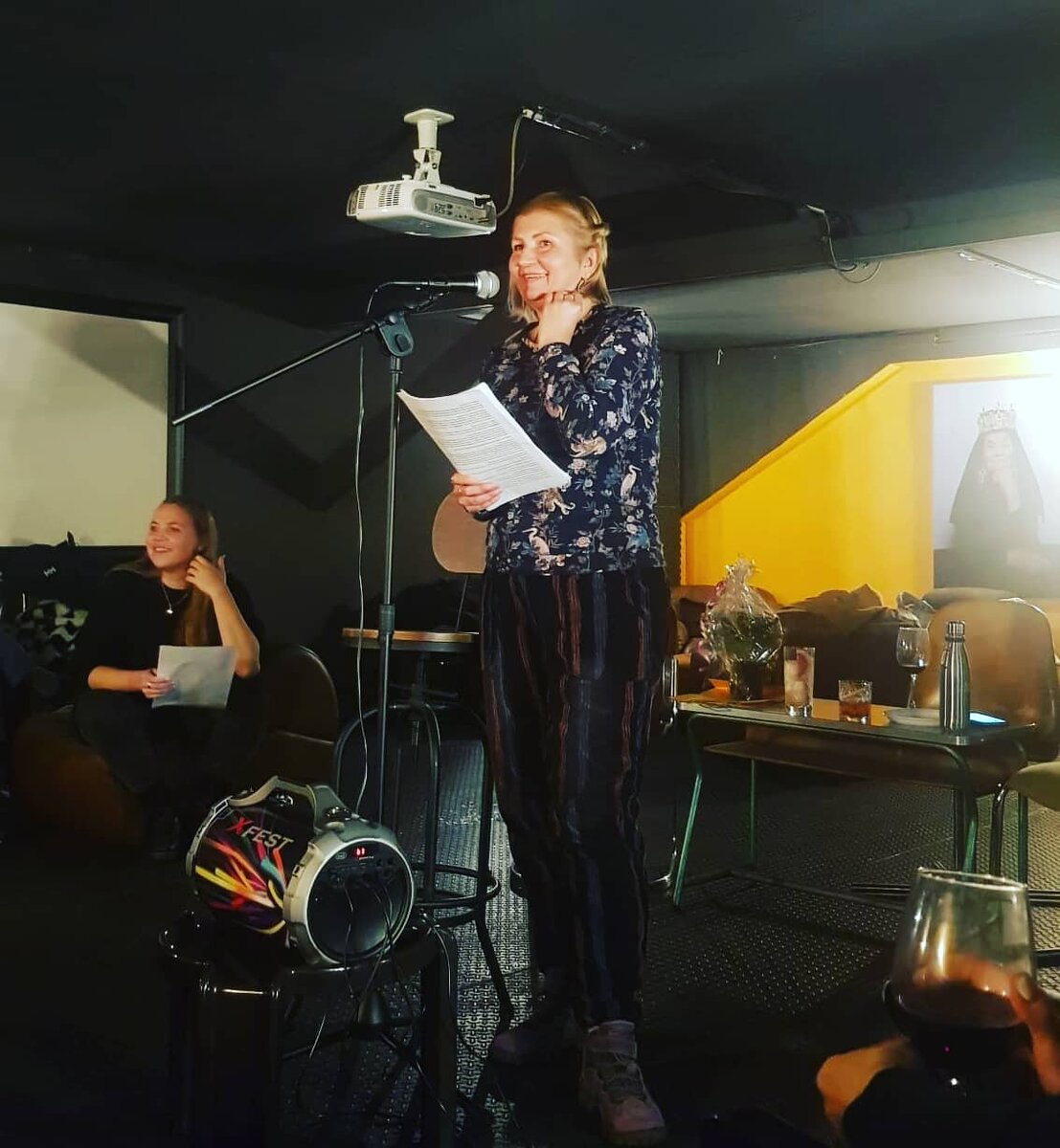 Читаю монолог в баре в Милане 30 ноября 2021 года. Фото Александры Черниковой. Листайте галерею...