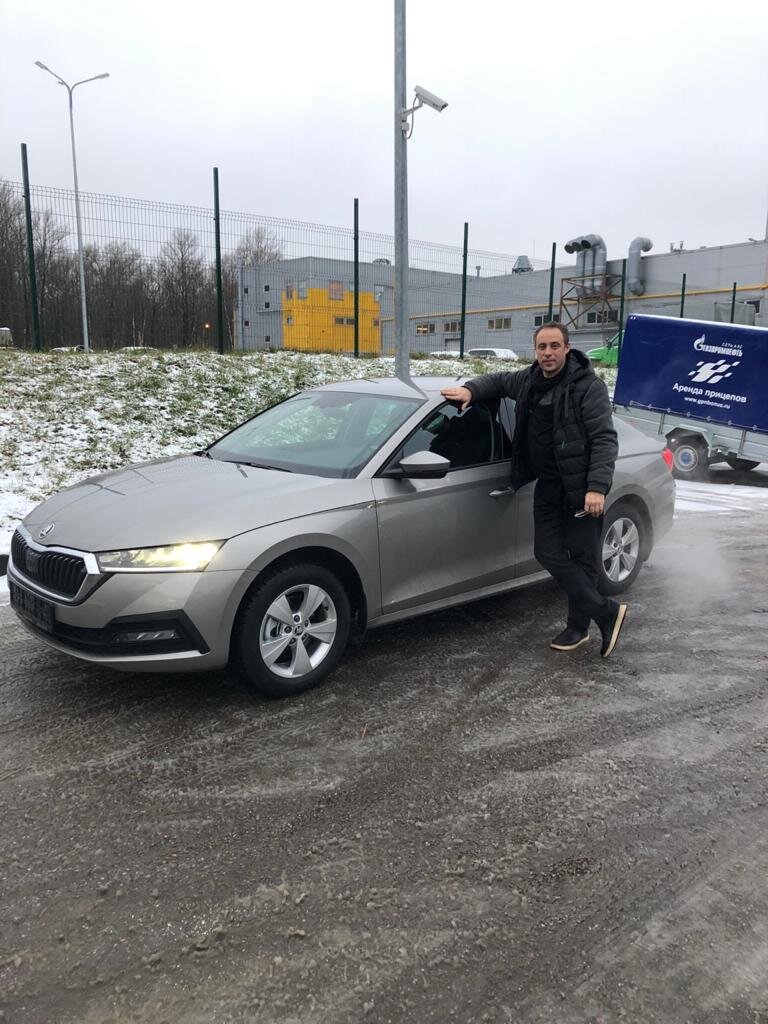 Хочу поделиться своим опытом в эксплуатации Skoda Octavia А8. Первое что поражает это объём багажника. Автомобиль буквально резиновый. Я без особых проблем перевёз кухню в два захода. И ещё оставалось место для мелочи. Динамика разгона очень приятная. Восьми-ступенчатый автомат хорош при разгоне, но немного подергивает при снижении скорости и торможении. Подвеска хорошо ведёт себя на трассе. Ощущение как в самолете , плавное покачивание и отличная управляемость. Но как только встречается плохая дорога , машина начинает реагировать на все ямы очень жестко. Амортизаторы явно не рассчитаны на плохую дорогу. В салоне находится очень комфортно. Я называю такое ощущение: «как у себя дома в уютном кресле». В зимний период по заснеженной долгое автомобиль показывает отличную проходимостей. При умелом вождении , Вы всегда сможете выехать из сугроба и забраться на высокую снежную гору. В процессе эксплуатации сломался селектор переключения АКПП . Оказалось эта неисправность возникает у многих А8 . Меняют по гарантии без проблем. Так же делали перепрошивку ПО , удаляли глюки с дисплея. Потому что по началу не срабатывали датчики открывания дверей без ключа и вырубалась громкая связь посередине разговора. Задняя крышка багажника немного поскрипывает на кочках из за пластмассовых успокоителей по бокам ( нужно смазывать силиконом) , раньше их делали из резины. Вот и все на сегодня. Про масло в моторе напишу отдельно. Подписывайтесь на канал.